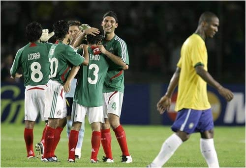 El suelo fue lo único que miró el brasilero Maicon al salir de la cancha de Puerto Ordaz, donde su selección perdió ante la mexiana 2-0. 