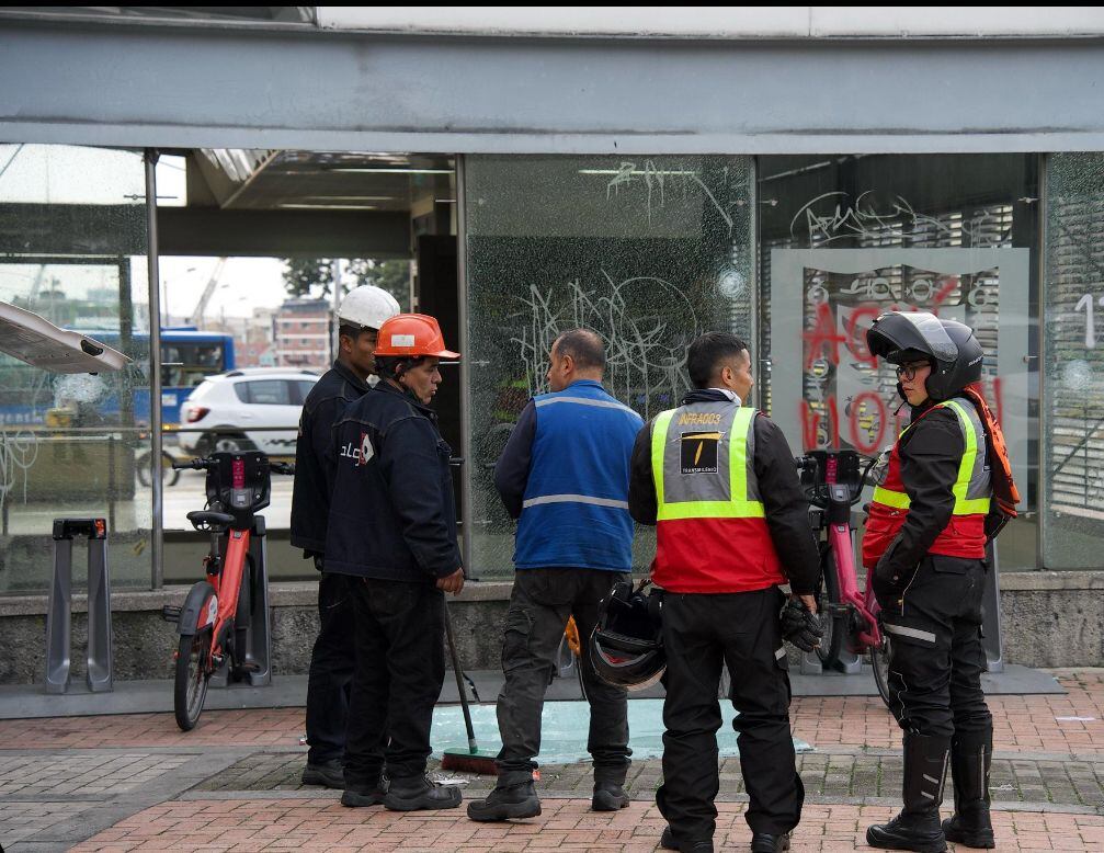 Manifestantes vandalizaron estaciones del Transmilenio y monumento de Luis Carlos Galán en el Día de la Mujer