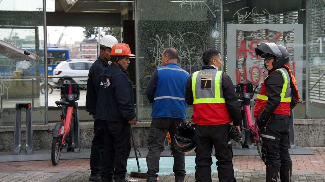 Manifestantes vandalizaron estaciones del TransMilenio.