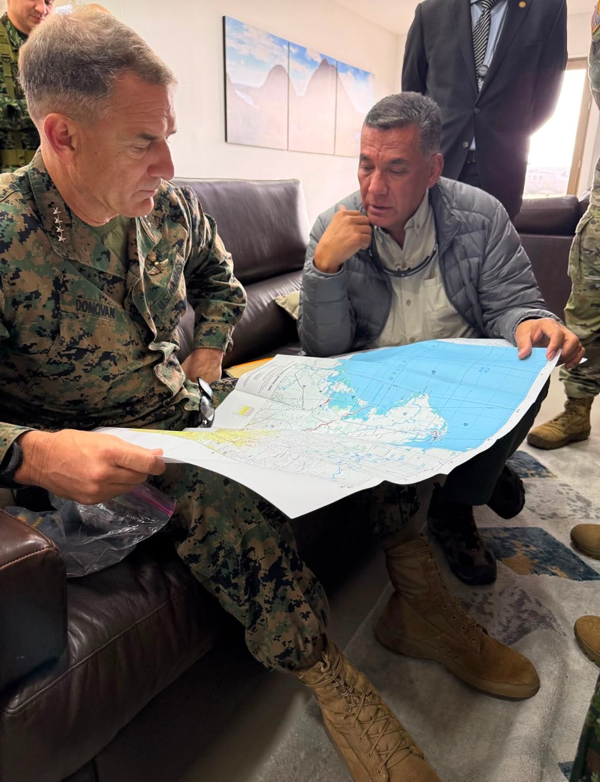 En la imagen el general Francis Donovan de los Estados Unidos y el ministro de Defensa, Jorge Mora.