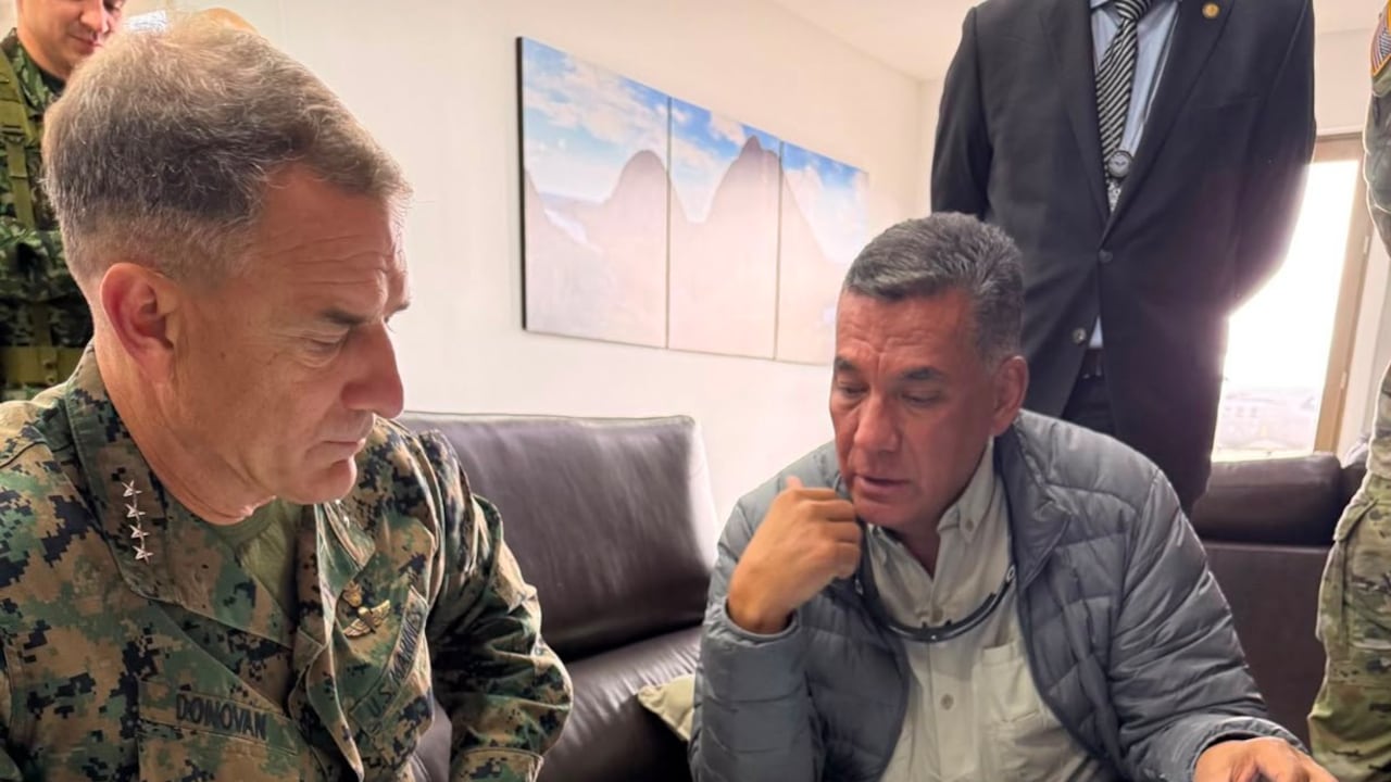 En la imagen el general Francis Donovan de los Estados Unidos y el ministro de Defensa, Jorge Mora.