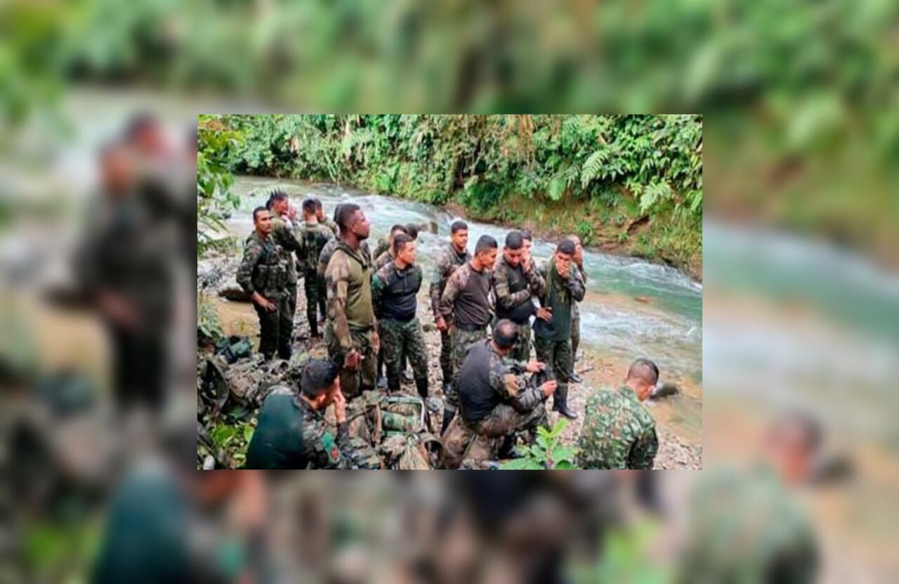 Imagen de algunos de los militares plagiados por indígenas en Chocó