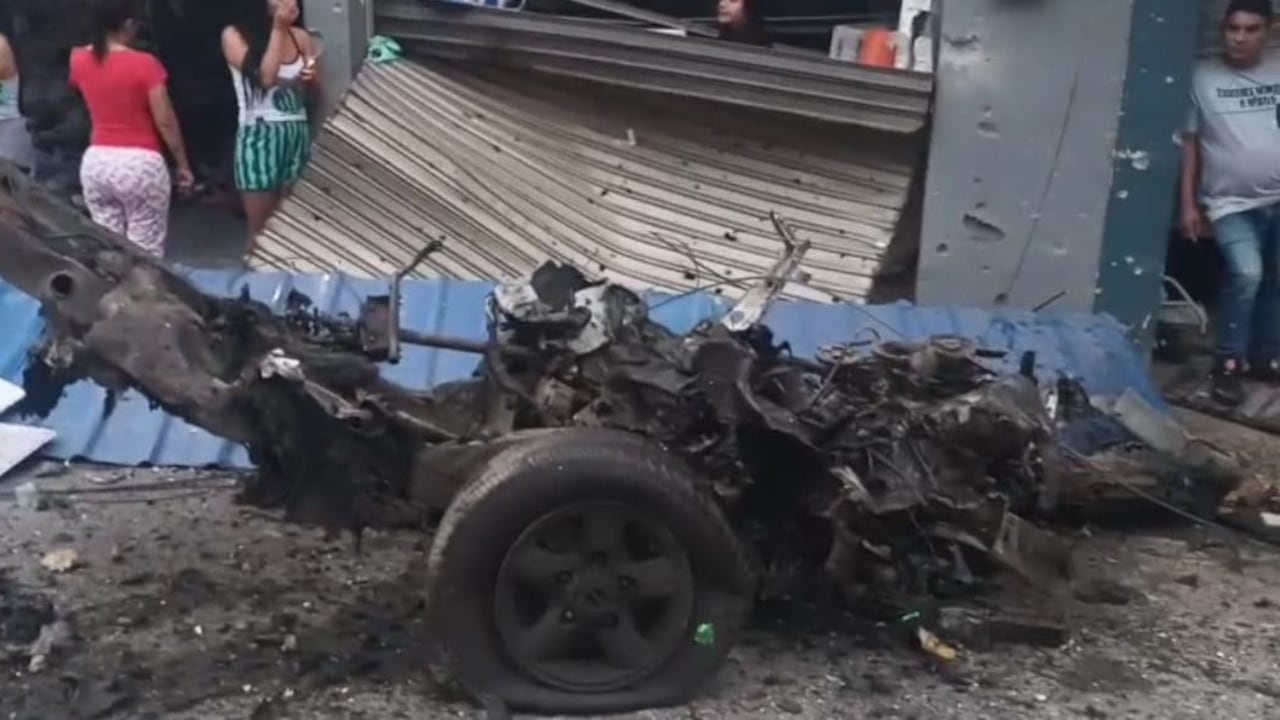 Varios locales comerciales y viviendas del área urbana de El Bordo, El Patía, terminaron en escombros tras la detonación de un carro cargado con explosivos en las horas de la madrugada de este martes 10 de junio.