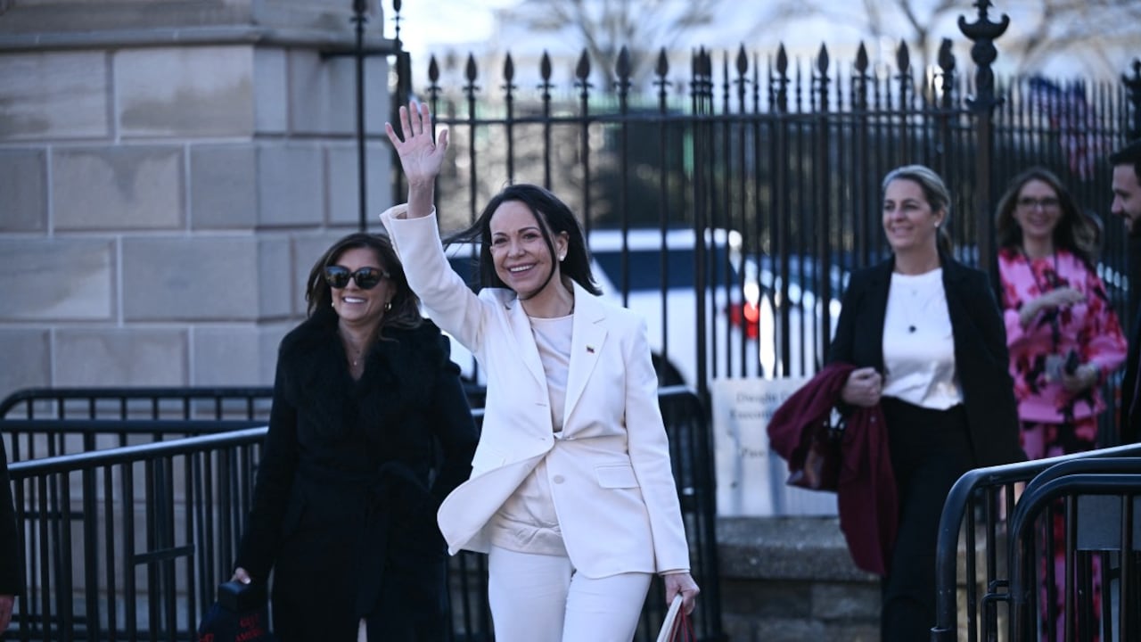 La líder opositora venezolana, María Corina Machado, saluda a sus partidarios al salir de la Casa Blanca tras reunirse con el presidente estadounidense Donald Trump en Washington, D.C., el 15 de enero de 2026.