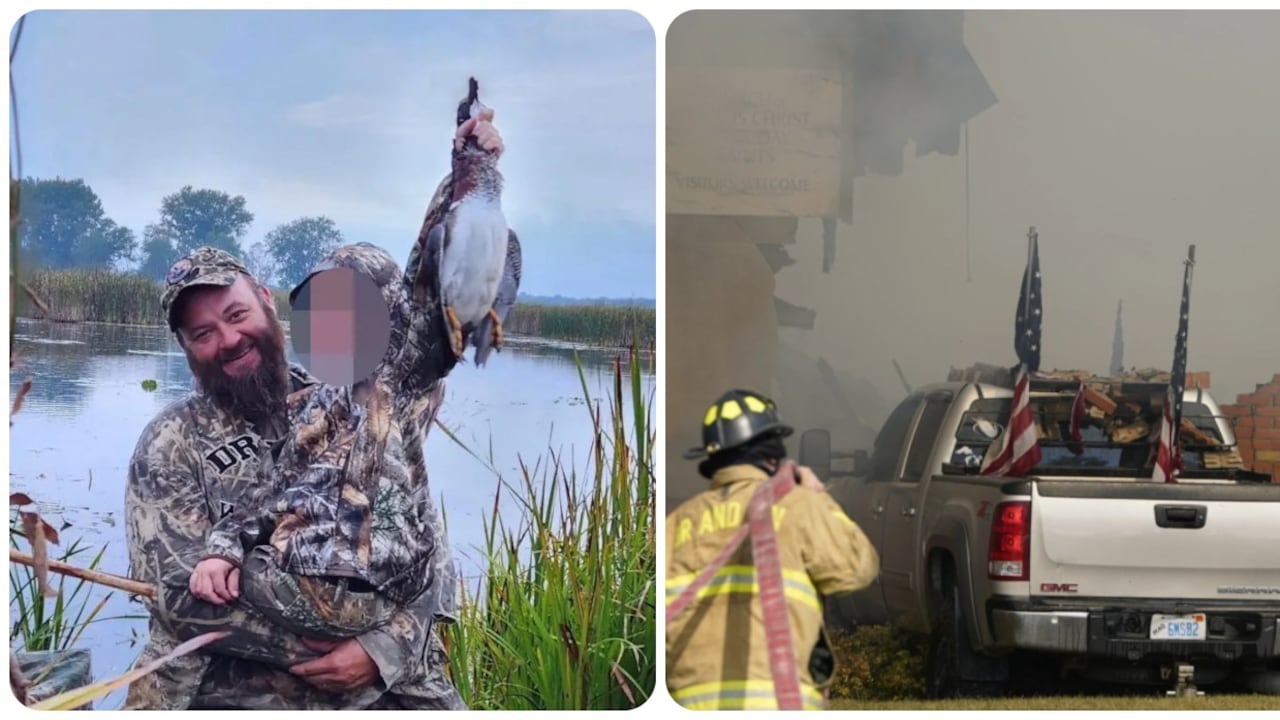 El atacante posa con un uniforme camuflado de corte militar.