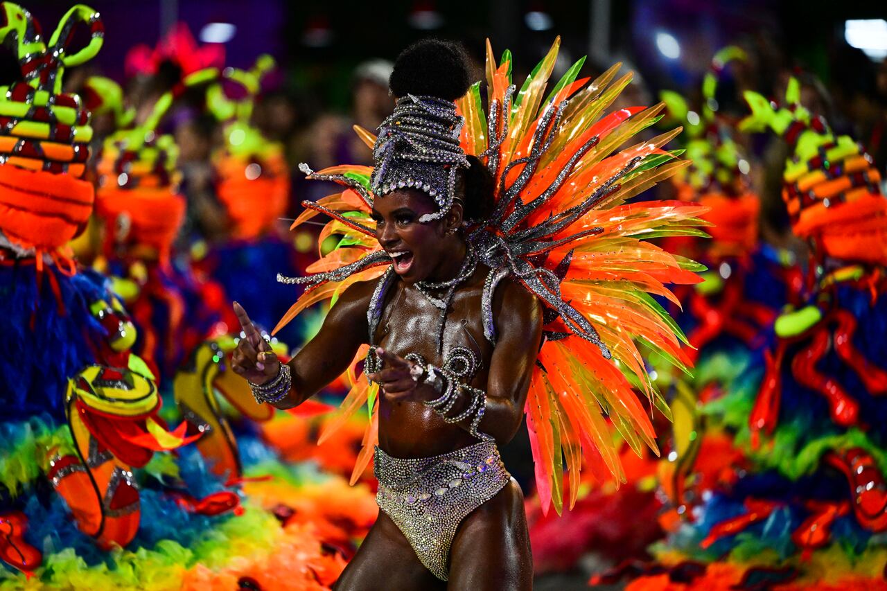 Un miembro de la escuela de samba Unidos do Viradouro actúa durante la última noche del desfile de Carnaval en el Sambódromo Marqués de Sapucai en Río de Janeiro, Brasil, en febrero. 13, 2024. (Photo by Pablo PORCIUNCULA / AFP)