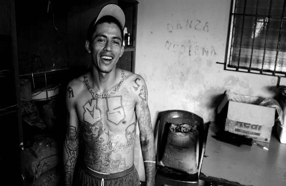 Varias organizaciones no gubernamentales disponen de programas para reinsertar a ex pandilleros. Como este horno de pan en el barrio de Mejicanos, la capital, donde trabajan varios ex MS-13.
