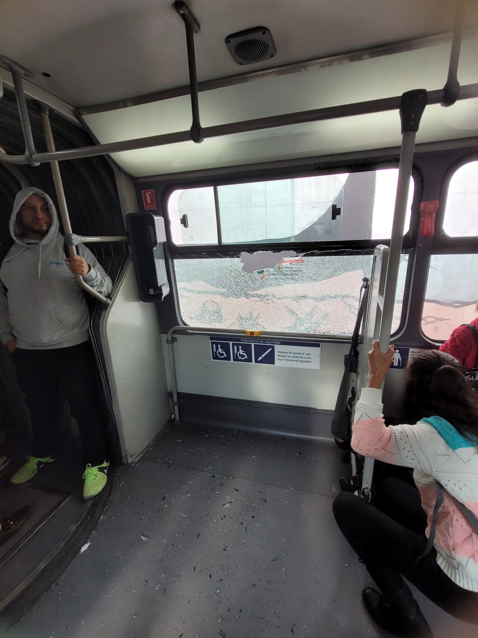 Usuarios de TransMilenio reportan ser víctimas de presuntos ataques de un habitante de calle - X (@msotelonovoa)