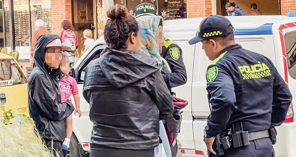     La Corte Constitucional expresa que la mendicidad no es delito ni una contravención, pero la utilización de menores para sacar provecho económico sin tener parentesco sí es penalizado.