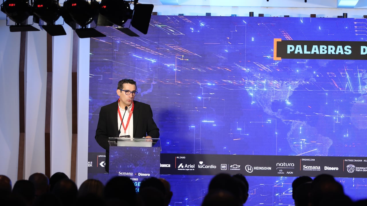 Rodrigo Peñailillo, gerente regional del Norte Andino y Panamá y representante de CAF en
Colombia, durante palabras de apertura Foro Inteligencia Artificial: más allá del hype.