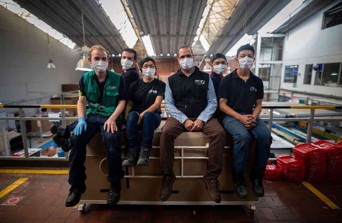 Las camas resisten un peso de hasta 150 kilogramos. La compañía ha donado parte de su inventario a las zonas más afectadas por la pandemia en Colombia y que no tienen la infraestructura para atender a los enfermos, como es el caso de la Amazonia.  Foto: Esteban Vega La Rotta / SEMANA