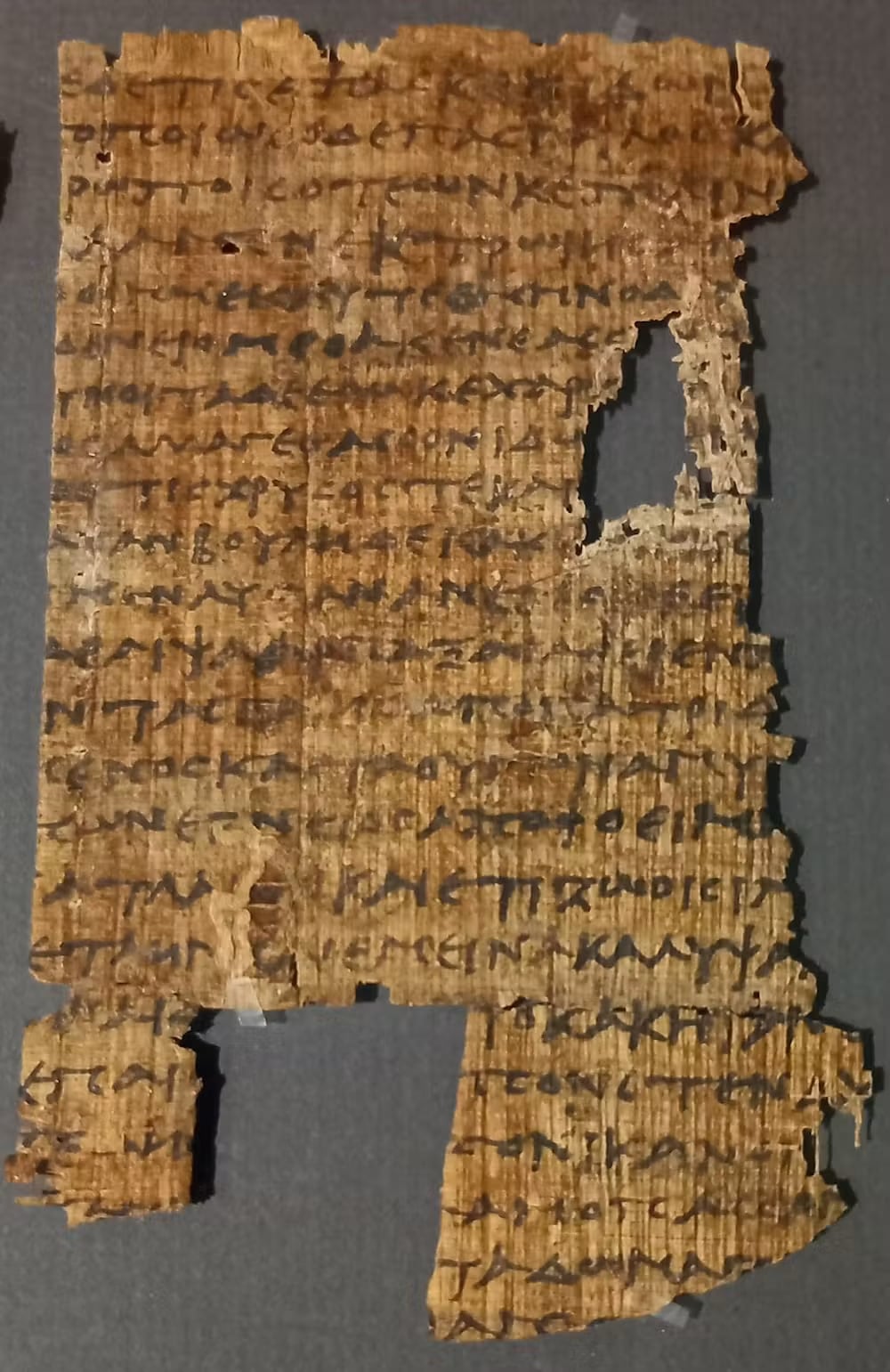 Papiro con un fragmento de la Odisea (cantos IX y X), del siglo III a.e.c. hallado en Ghurab (Egipto). Es el manuscrito más antiguo conservado de la obra. Zunkir/Wikimedia Commons, CC BY-SA