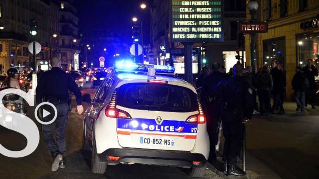 El ruido provocado por el estallido de una bombilla en un restaurante fue la causa de la estampida humana que se produjo hoy en la plaza de la República de París.