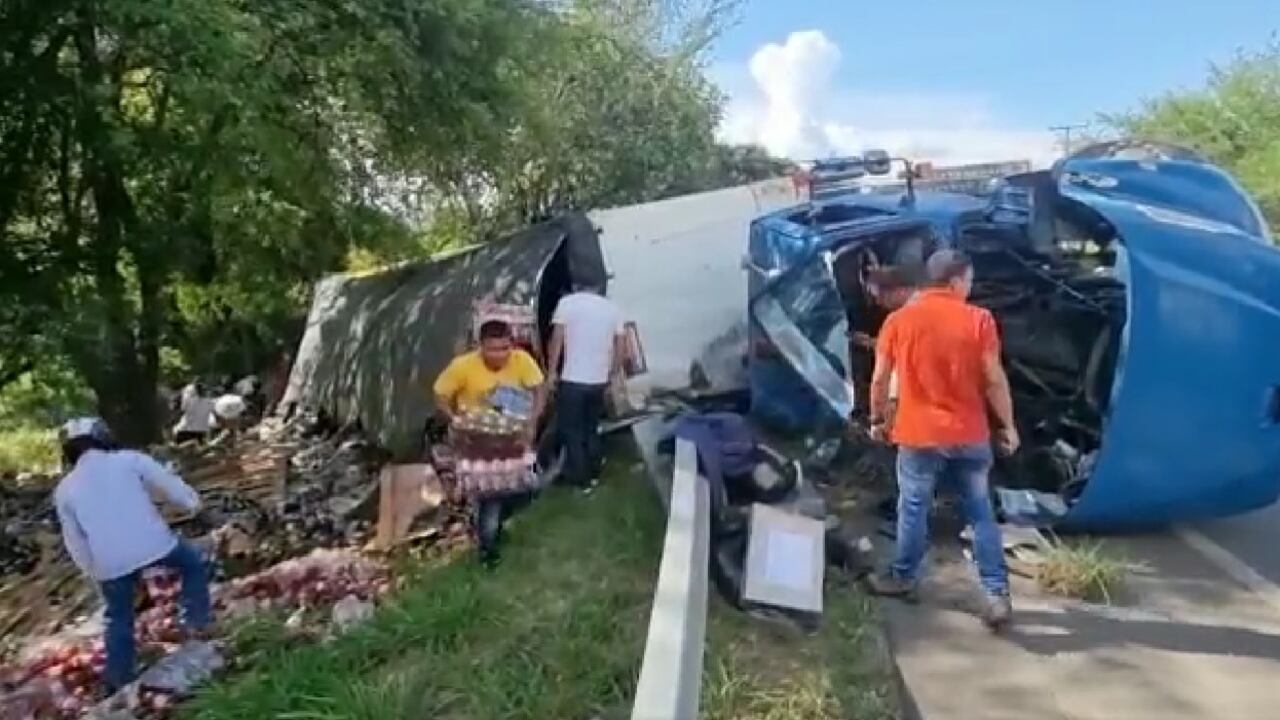 En el video que empezó a circular en redes, se puede ver a varias personas hurtando la mercancía.
