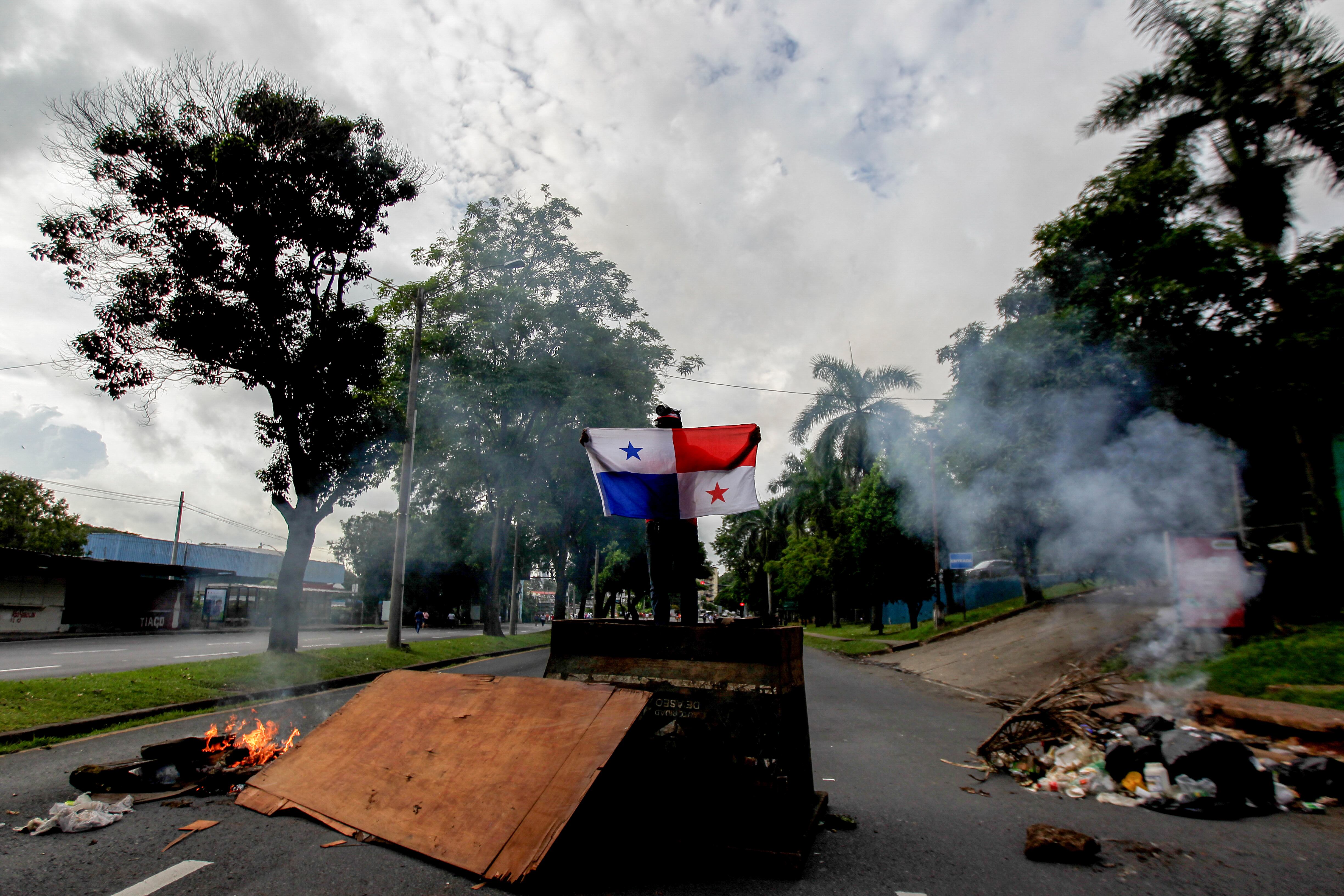 Las protestas en Panamá han obligado al gobierno a bajar el precio de los combustibles. (Photo by ROGELIO FIGUEROA / AFP)