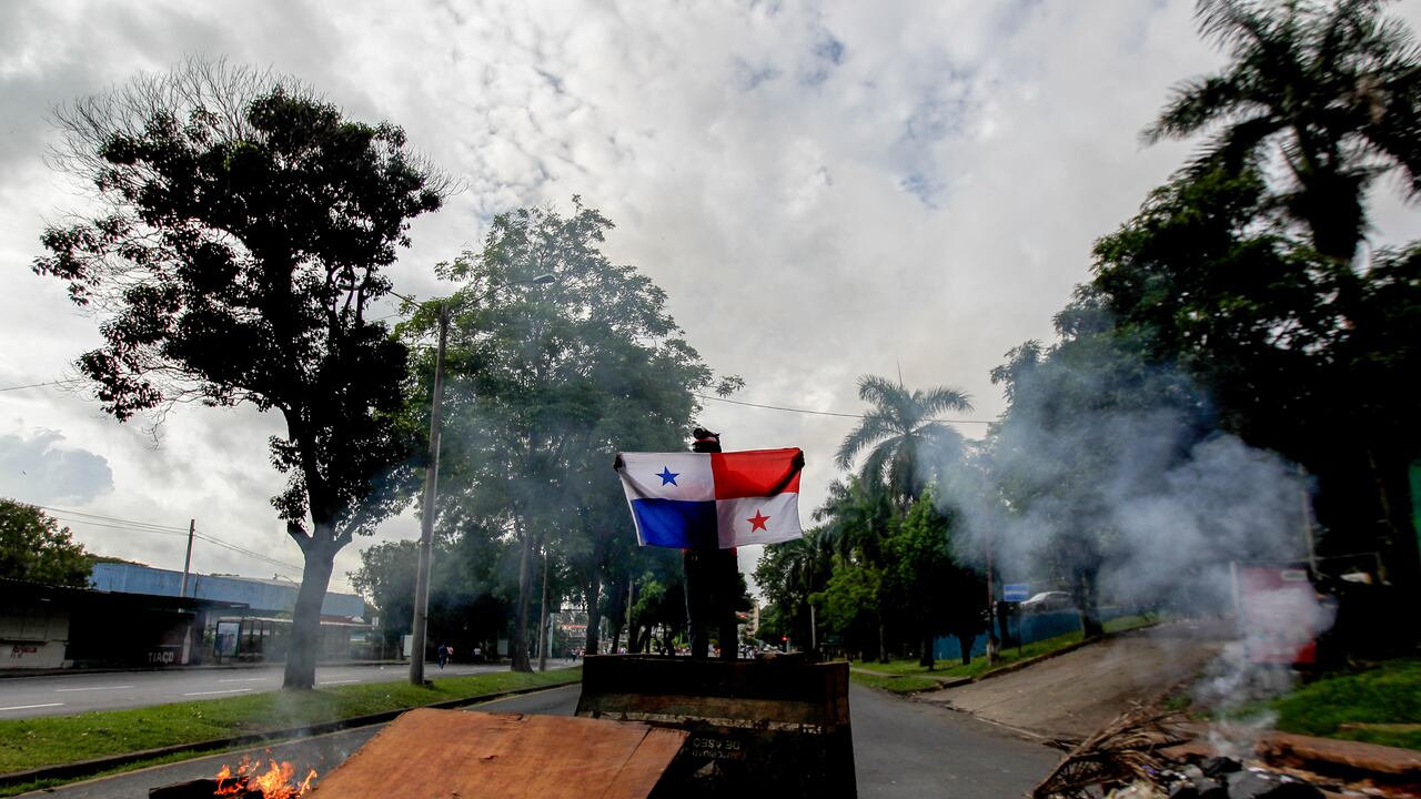 Las protestas en Panamá han obligado al gobierno a bajar el precio de los combustibles. (Photo by ROGELIO FIGUEROA / AFP)