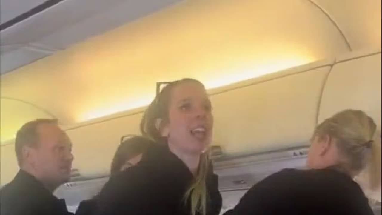 Mujer grita en medio de un vuelo que está siendo victima de trata de personas.