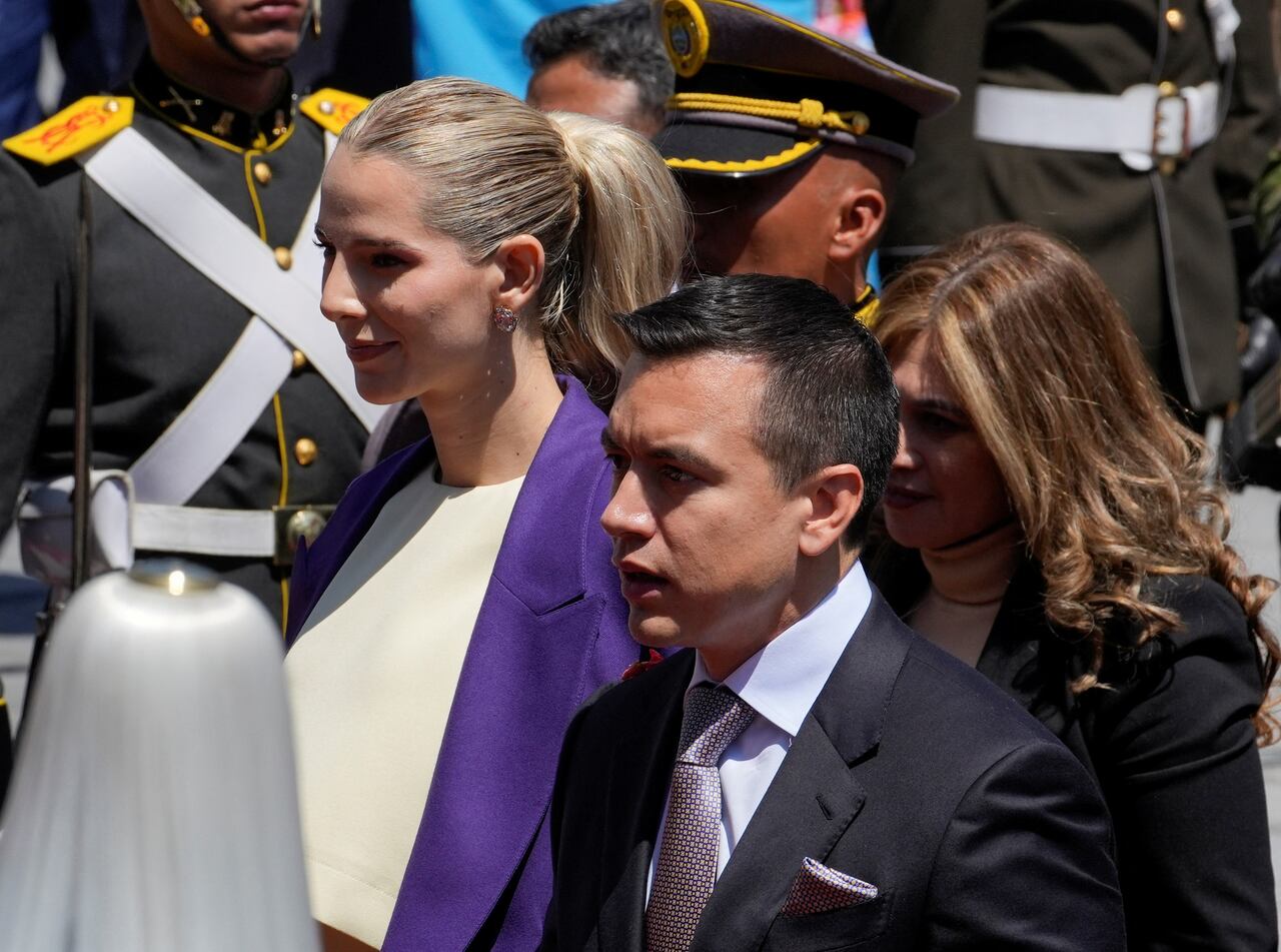 El Presidente electo de Ecuador, Daniel Noboa, llega para recibir la banda presidencial, acompañado por su esposa Lavinia Valbonesi, en la Asamblea Nacional, en Quito, Ecuador, el 23 de noviembre de 2023.