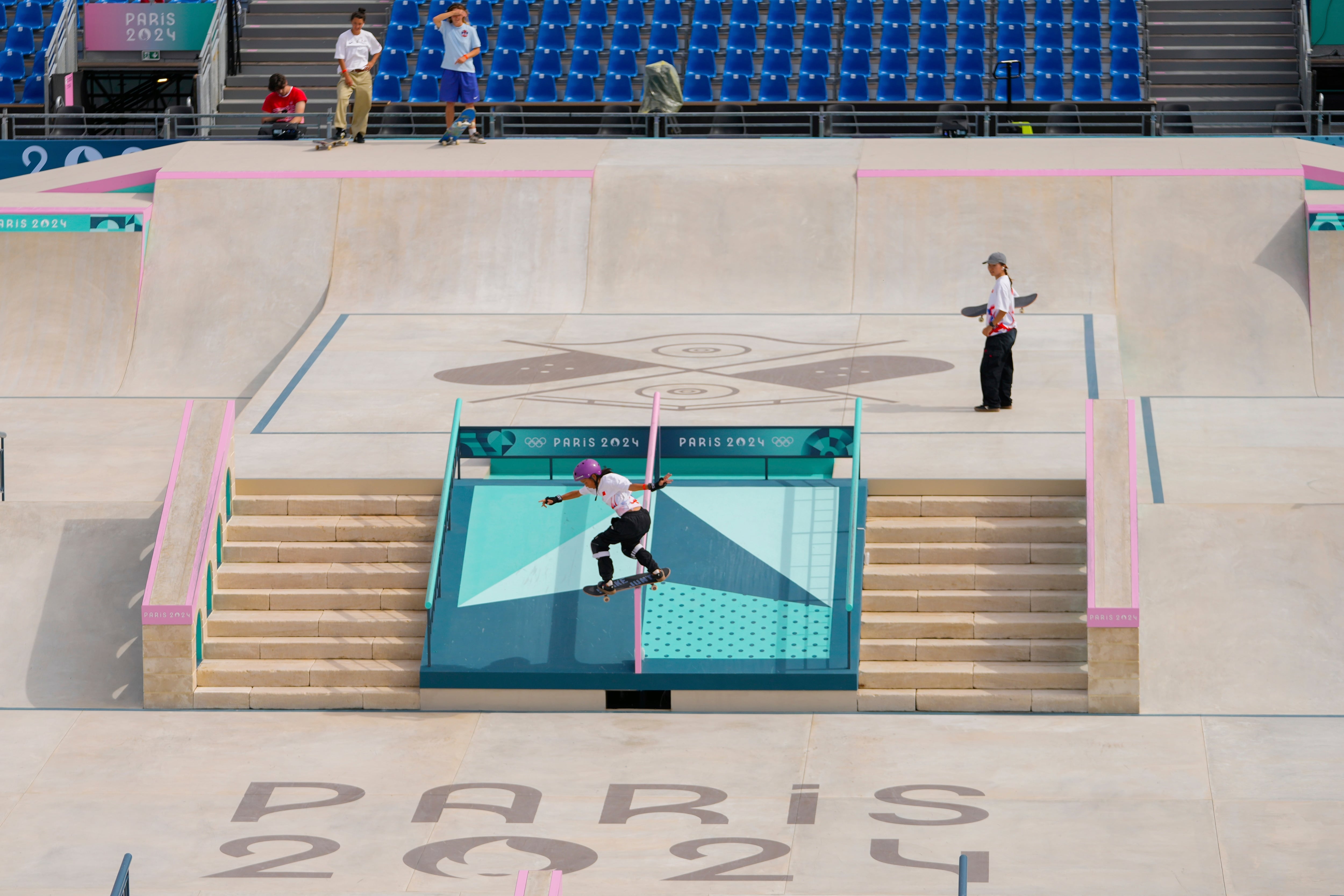 El skate board tuvo que ser reprogramado por la lluvia.