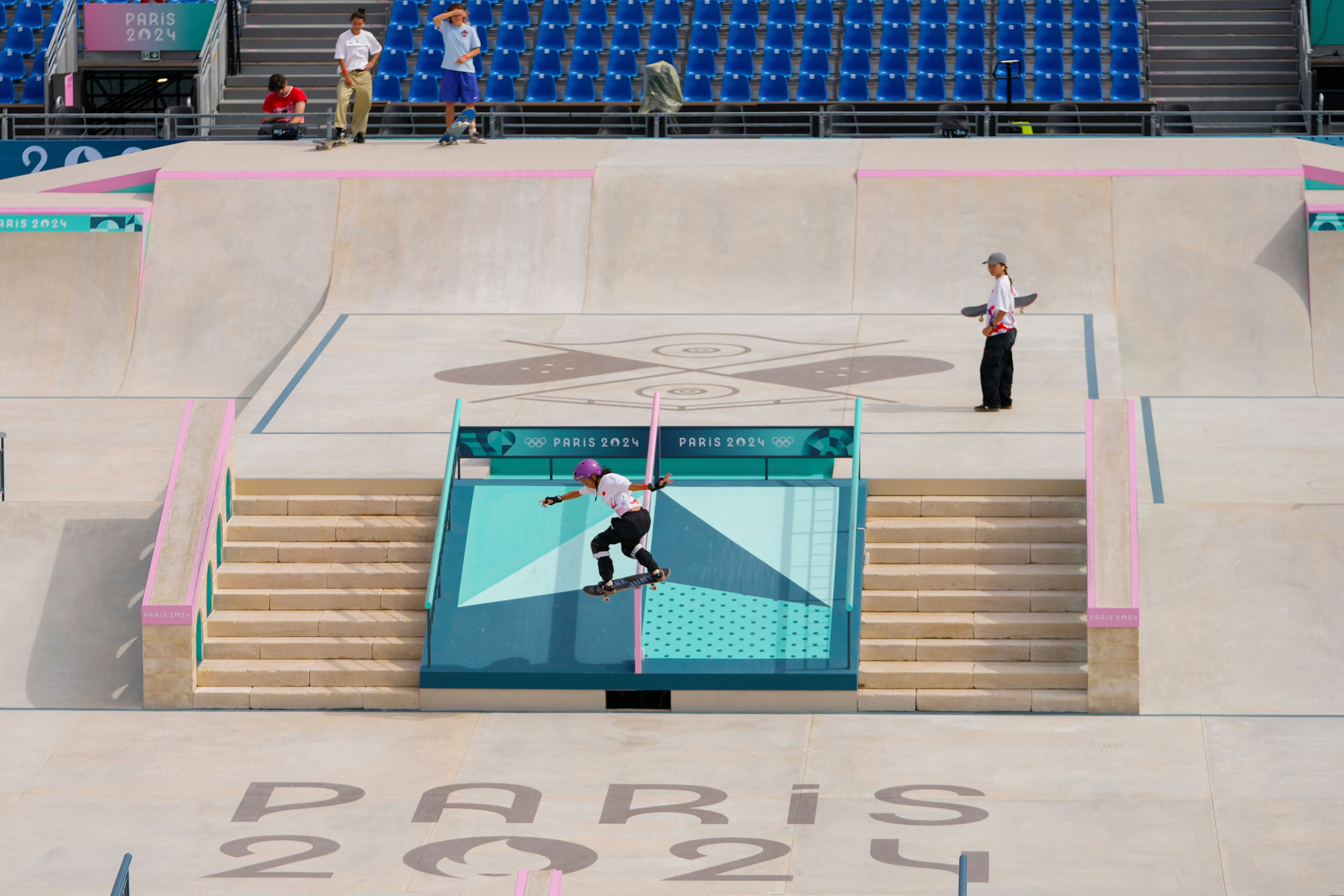 El skate board tuvo que ser reprogramado por la lluvia.