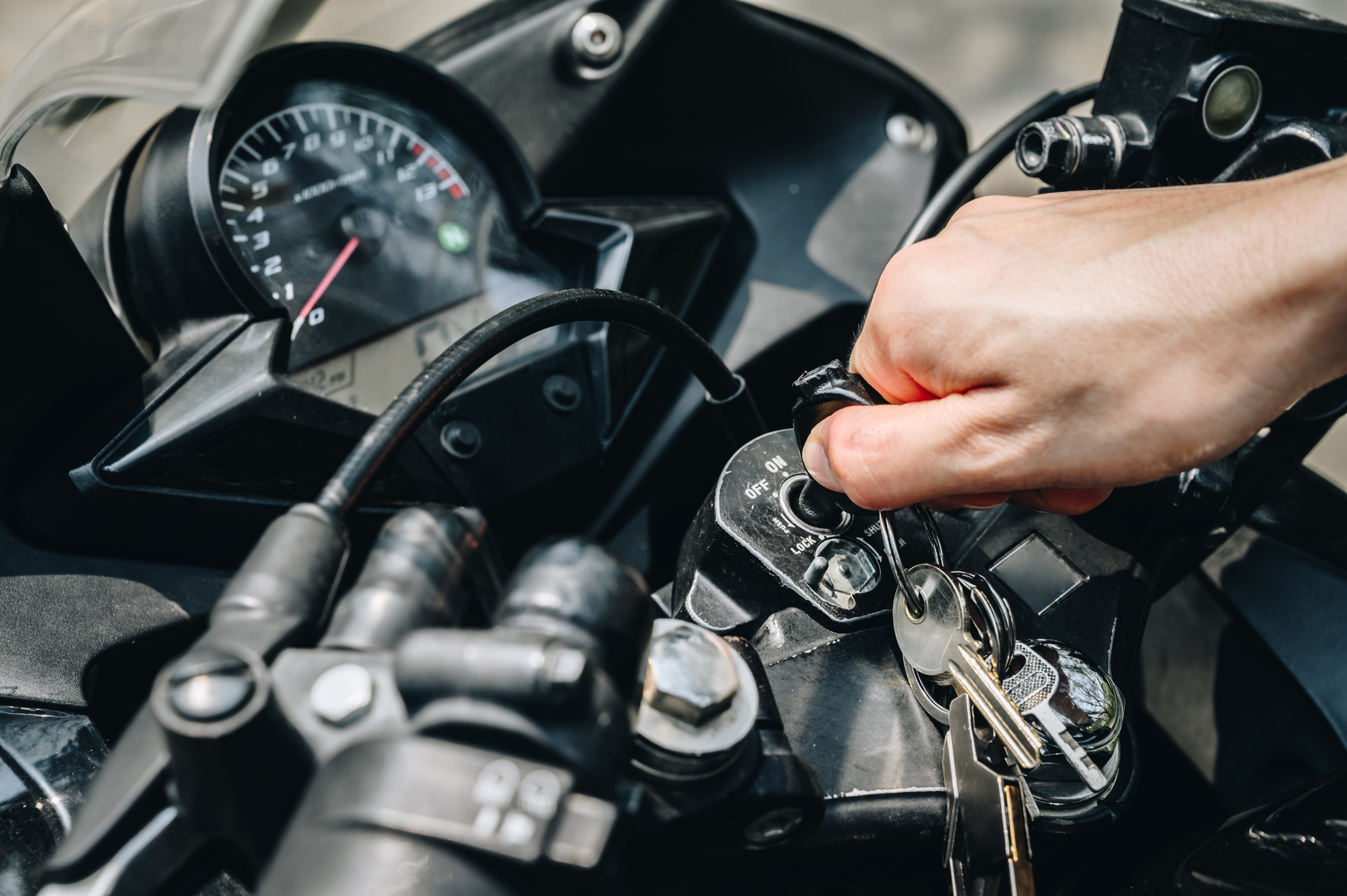 Aprender a manejar moto implica corregir detalles como la postura, la tensión en el cuerpo y la forma de anticipar lo que ocurre en la vía.