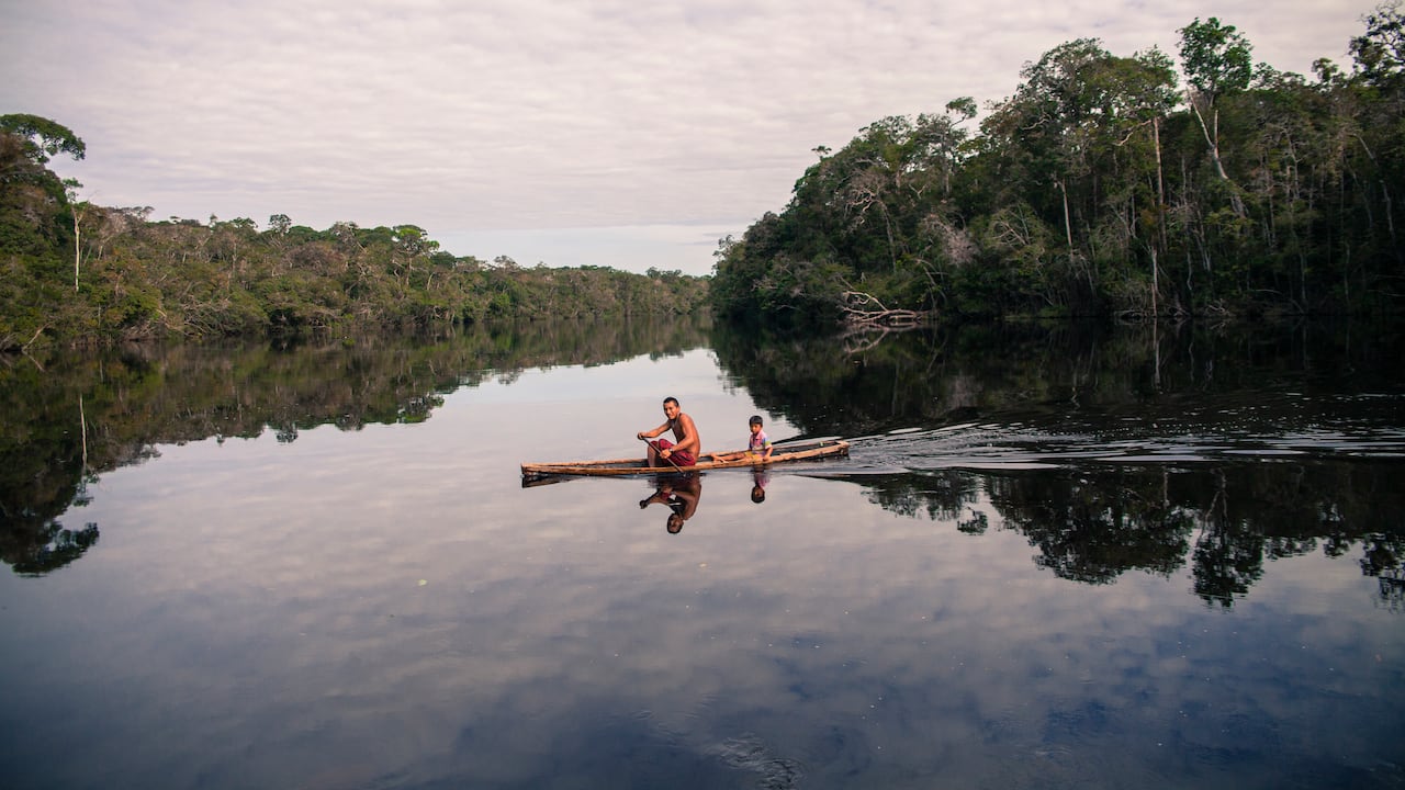 El Guaviare se explora nadando y navegando, con el acompañamiento de un guía de la comunidad indígena Tucanos.