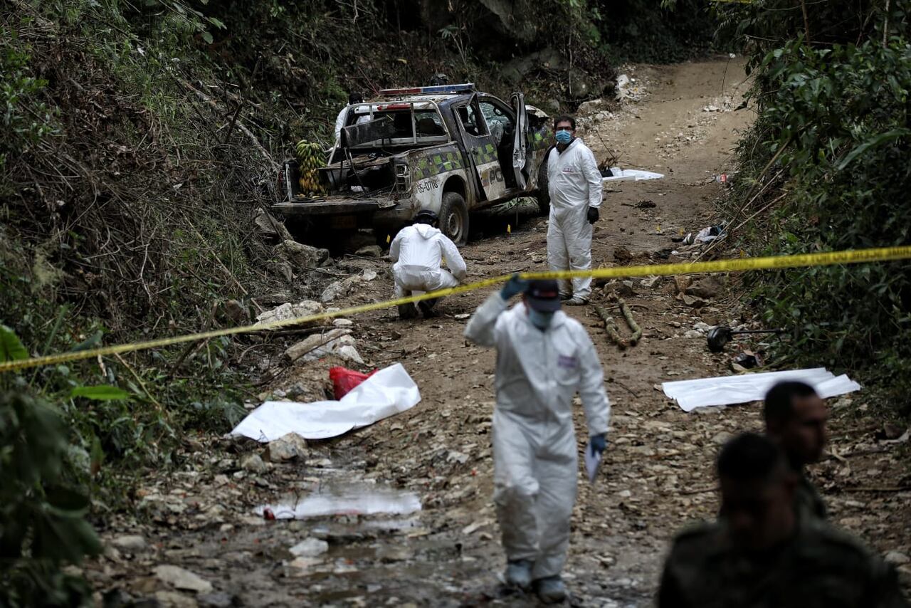 Levantamiento cuerpos y pruebas fiscalía atentado policías Huila