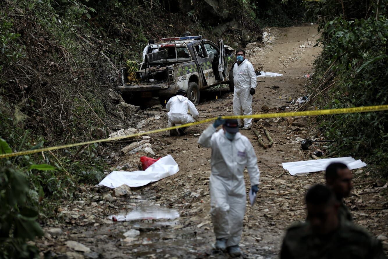 Levantamiento cuerpos y pruebas fiscalía atentado policías Huila