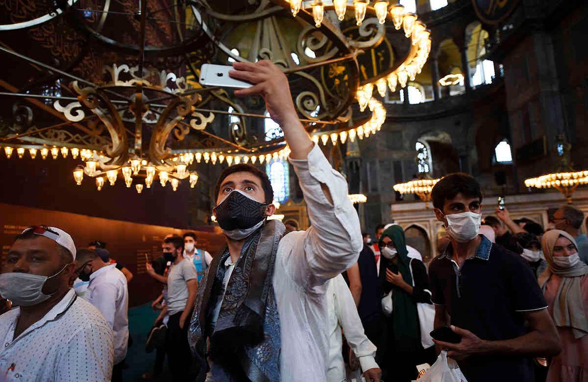 La gente camina dentro de la mezquita de Santa Sofía de la era bizantina, después de las oraciones inaugurales del viernes en el histórico distrito de Sultanahmet de Estambul, el viernes 24 de julio de 2020. Los fieles celebraron las primeras oraciones musulmanas en 86 años dentro del hito de Estambul que sirvió como una de las iglesias cristianas más importantes. (Foto AP / Yasin Akgul)