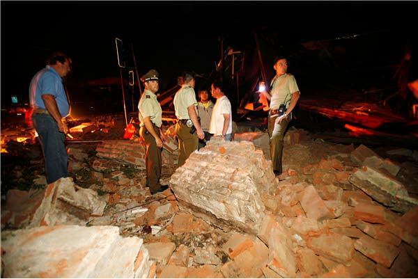 Destruidas quedaron viviendas, calles y vehículos a lo largo de varias vías de este país. El número de muertos aumenta cada vez más. Son las consecuencias de un terremoto de 8,8 grados de magnitud que sacudió a Chile en la madrugada del sábado 27 de febrero de 2010.