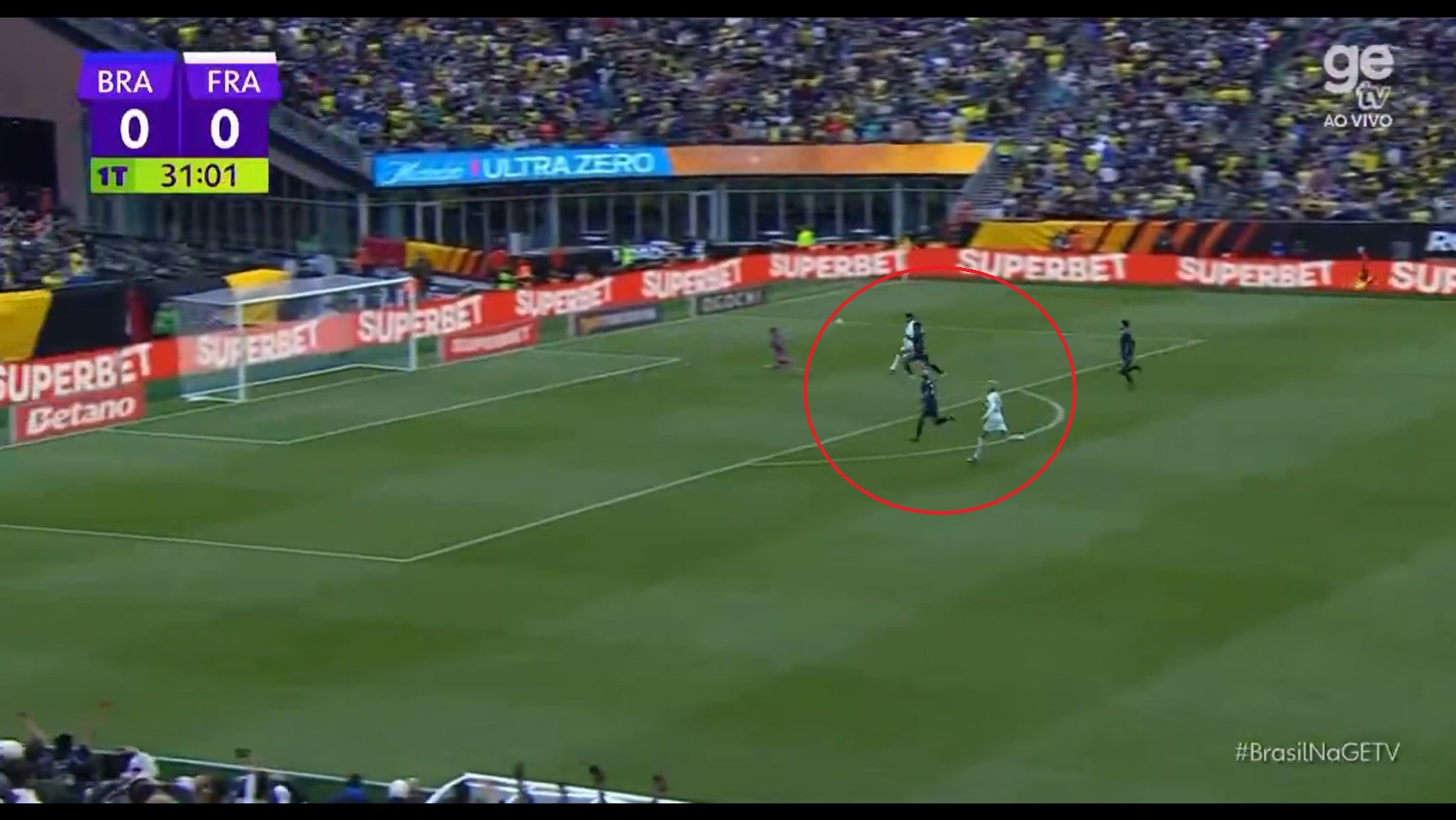 Momento del remate de Kylian Mbappé.