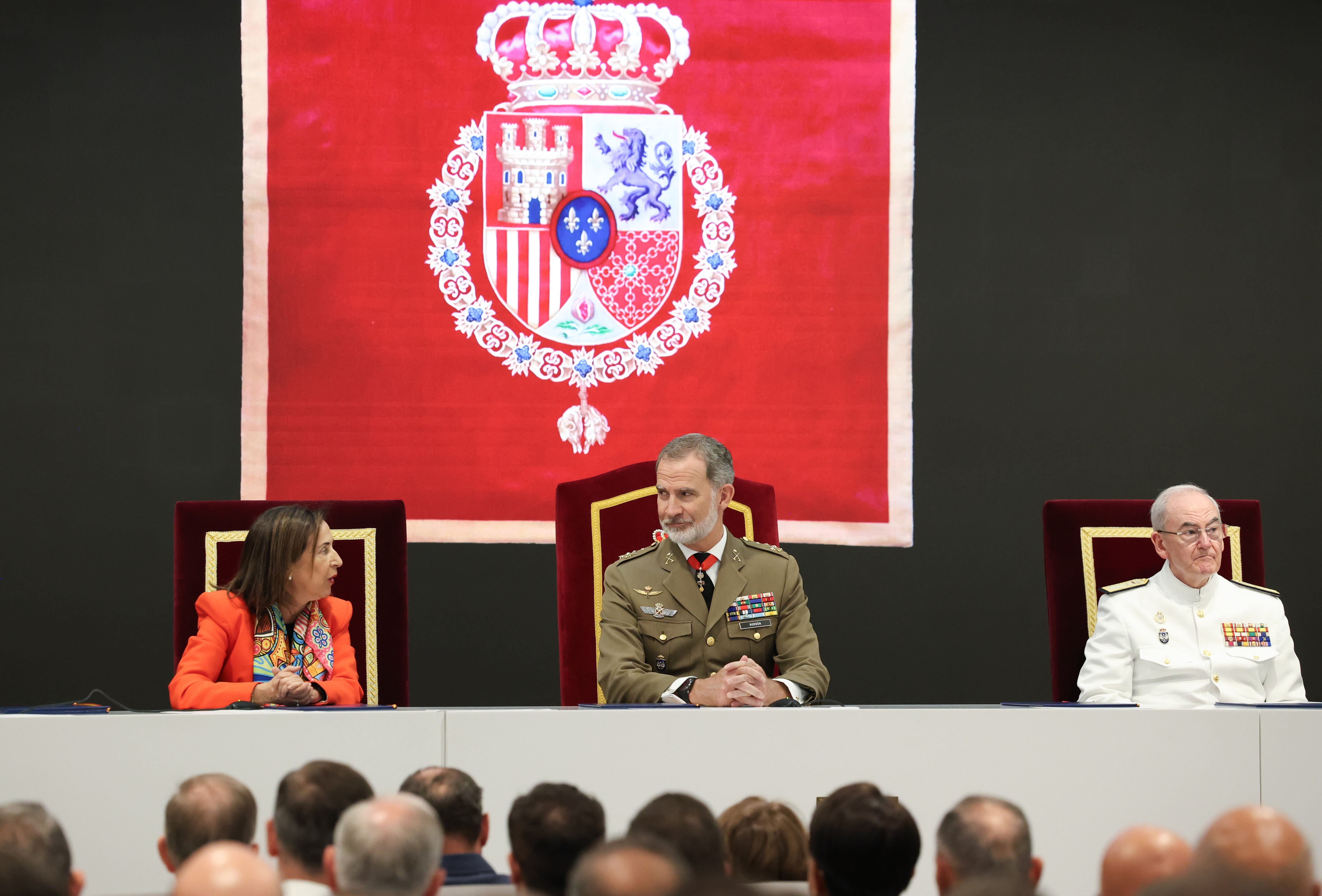 Junto al Rey Felipe, la Ministra de Defensa del Gobierno Español, Margarita Robles.