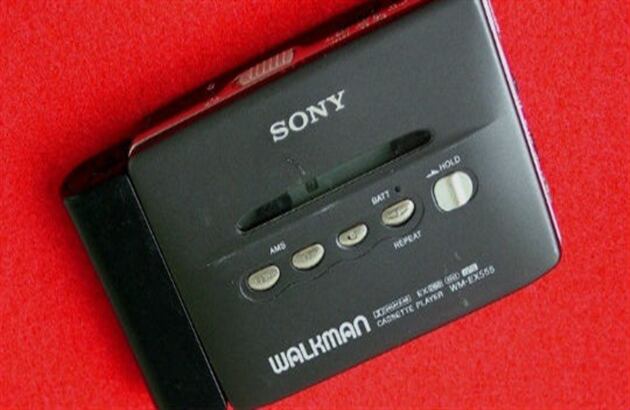 La llegada del CD no mató al Walkman de casete pero sí aparecieron diseños más digitales que emulaban a los discman.
