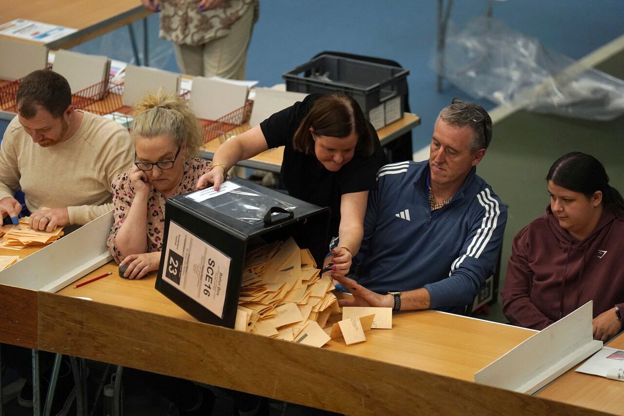 Las urnas se vacían en el Silkworth Community Pool Tennis & Wellness Center en Sunderland, Inglaterra, durante el recuento de las elecciones generales de 2024, el jueves 4 de julio de 2024.