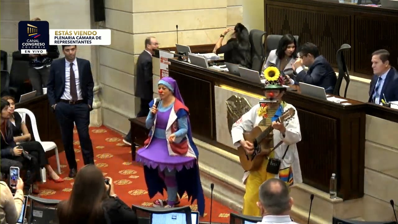 La Fundación Doctora Clown hizo una actividad en la plenaria de la Cámara de Representantes que se había citado para debatir la reforma laboral.