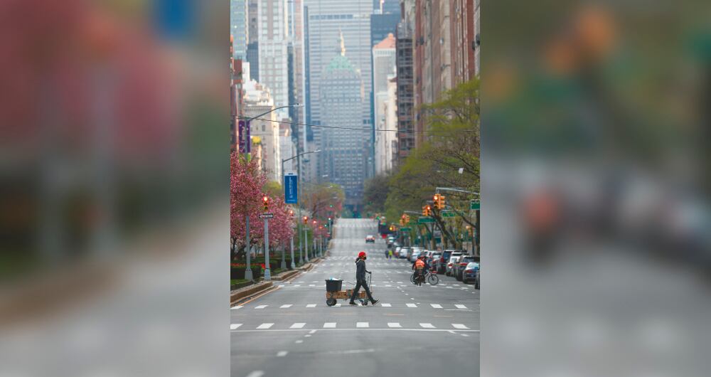 Los habitantes de Nueva York de repente se convirtieron en ocho millones de fantasmas, en una ciudad ocupada por el virus y la muerte. 