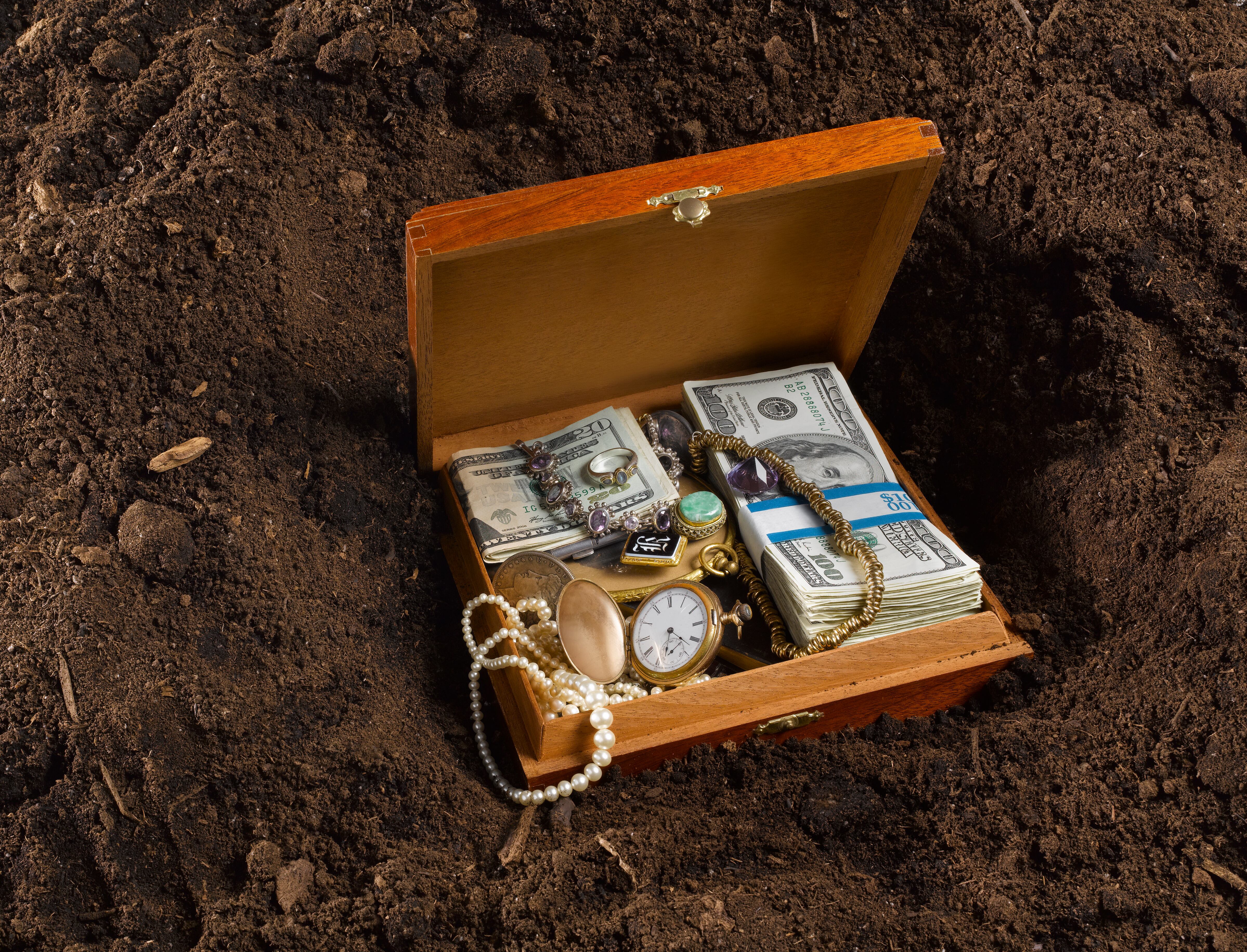 Aunque guardar dinero en casa puede parecer una opción conveniente en algunos casos, es fundamental considerar los riesgos que conlleva.