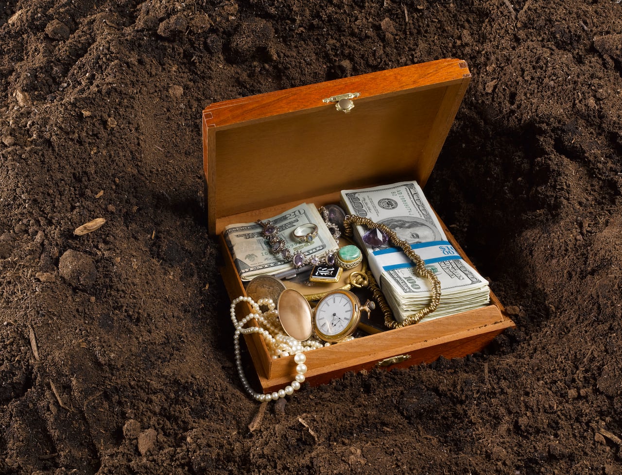 Aunque guardar dinero en casa puede parecer una opción conveniente en algunos casos, es fundamental considerar los riesgos que conlleva.