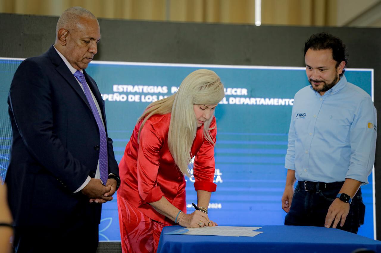 Dilian Francisca Toro, gobernadora del Valle, firmando el Memorando de Entendimiento