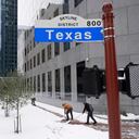 La gente quita la nieve de la acera con una pala el martes 21 de enero de 2025 en el centro de Houston. (Foto AP/Ashley Landis)
