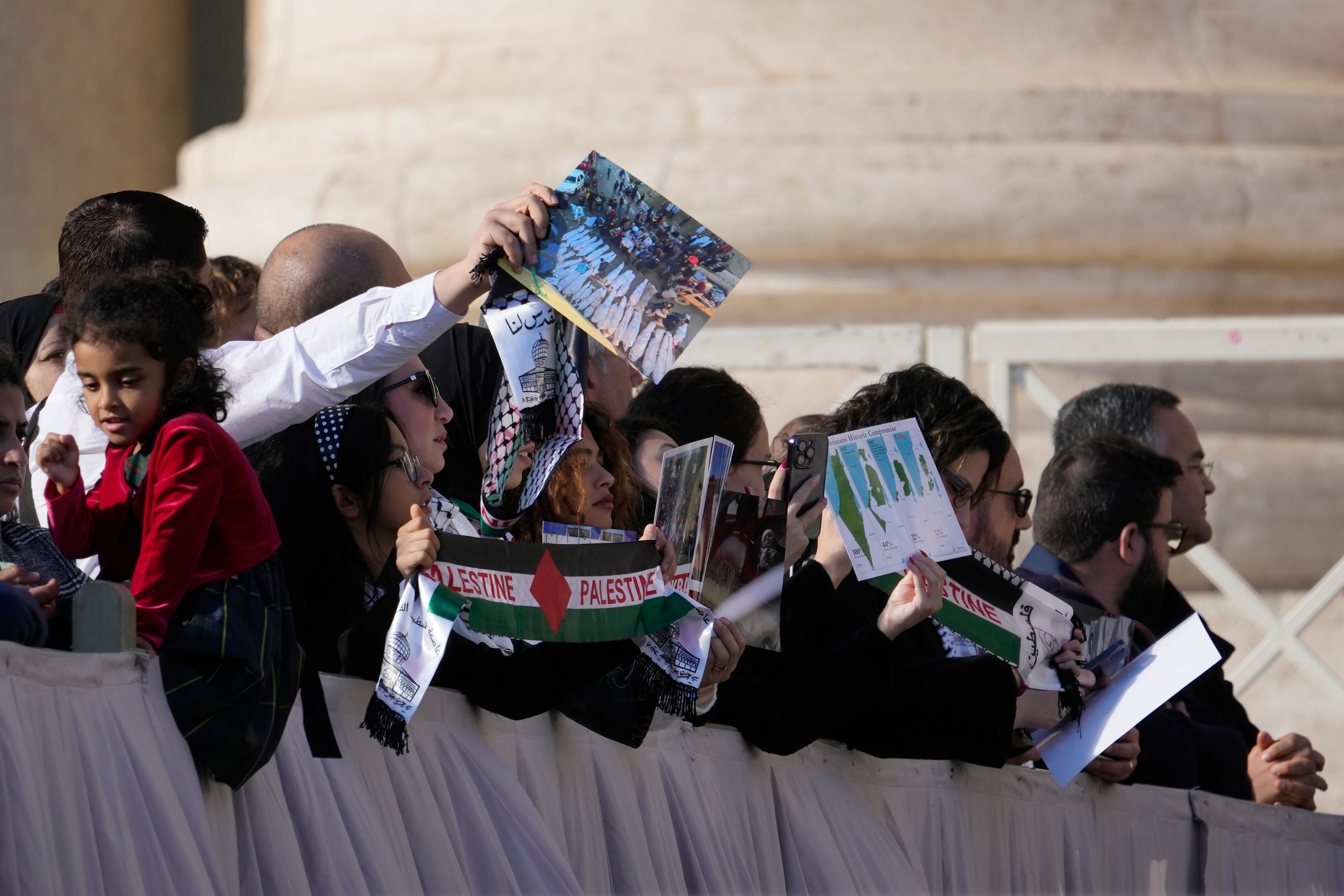 Francisco dijo que se había reunido en el Vaticano con familiares de algunos de los más de 200 rehenes retenidos en Gaza, y por otro lado con una delegación de palestinos con familiares presos en Israel.