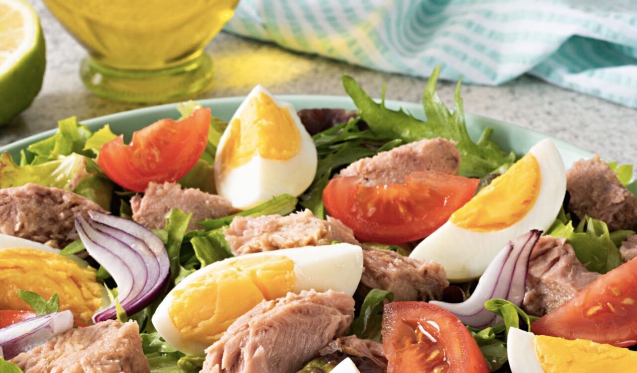 El atún es un alimento versátil y puede ser incluido en una dieta par bajar de peso