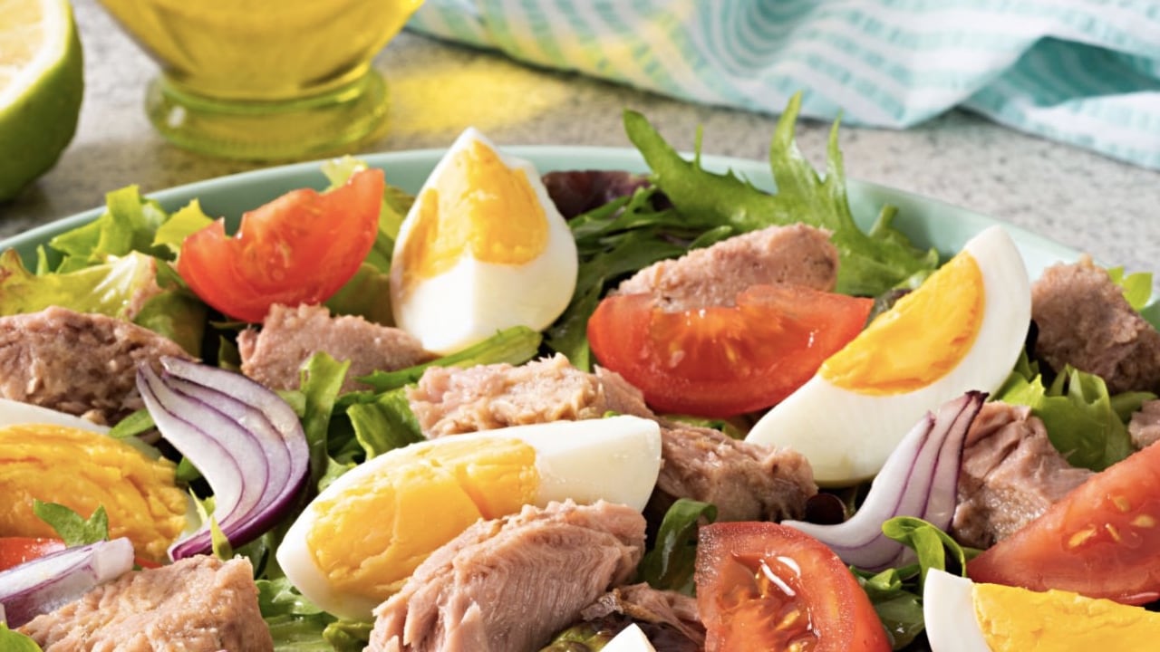 El atún es un alimento versátil y puede ser incluido en una dieta par bajar de peso.