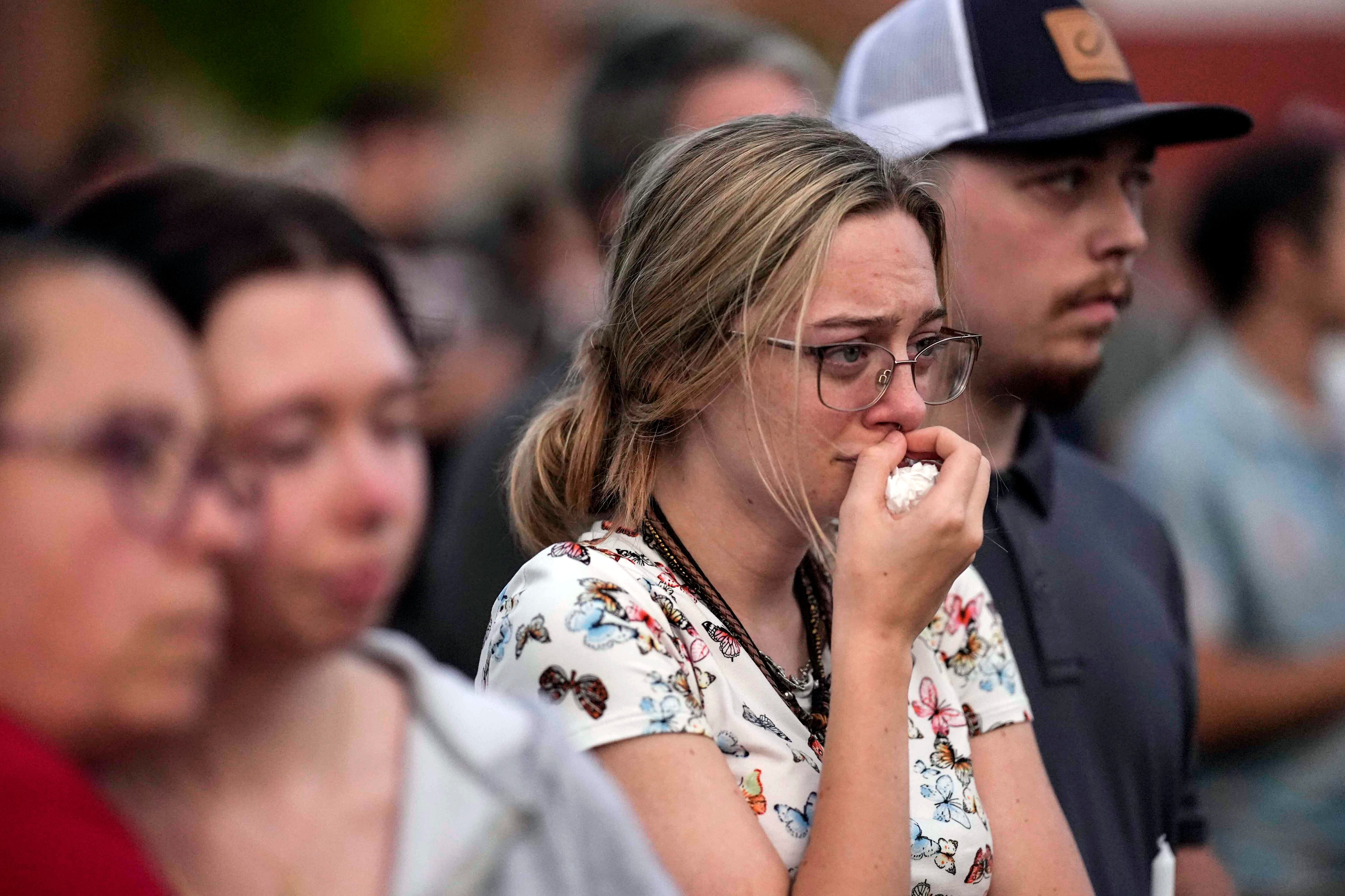 Los dolientes rezan durante una vigilia con velas por los estudiantes y maestros asesinados en la escuela secundaria Apalachee, el miércoles 4 de septiembre de 2024, en Winder, Georgia (Foto AP/Mike Stewart).