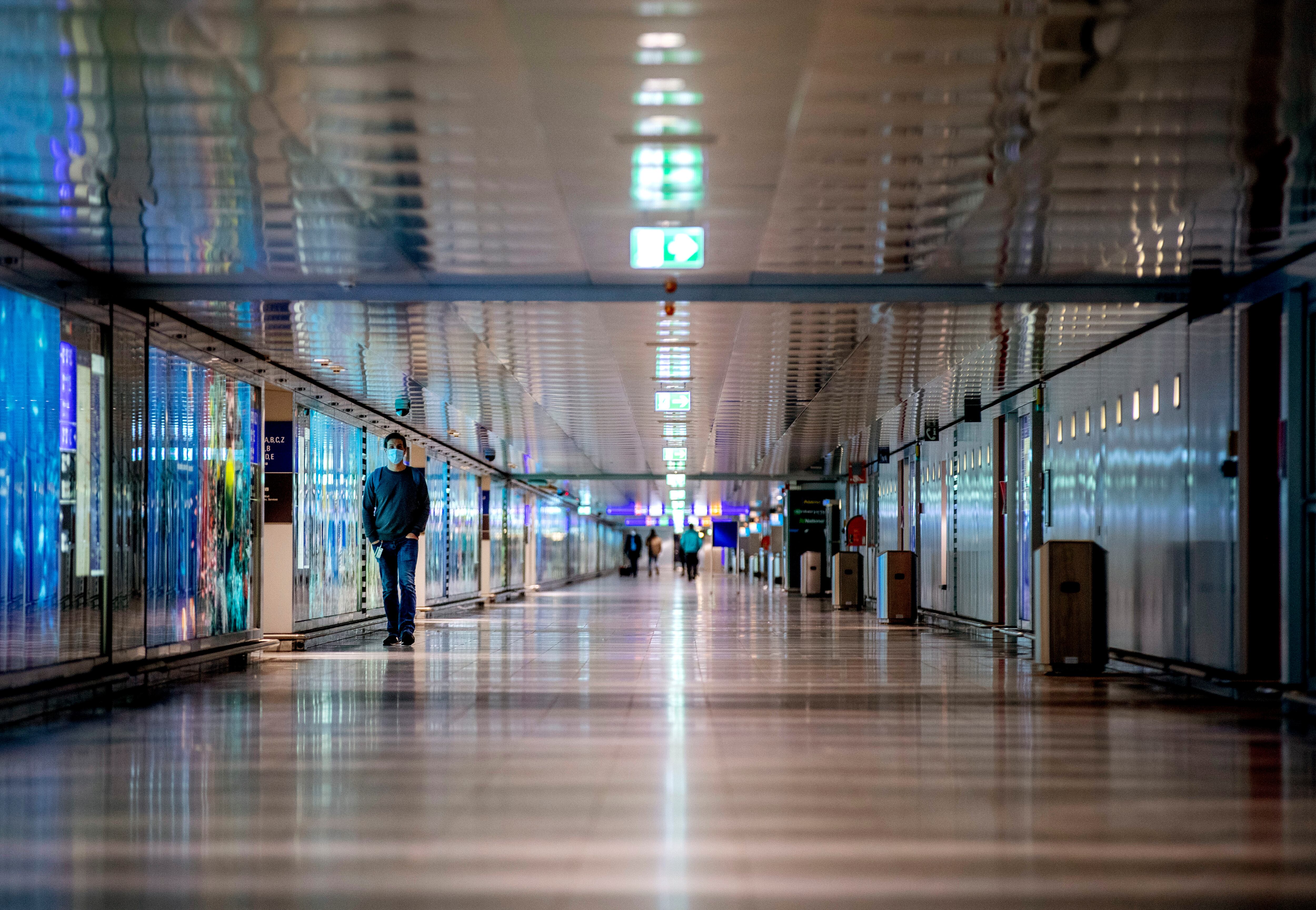 Suspenden vuelos de México a Canadá para frenar la expansión de la covid-19.