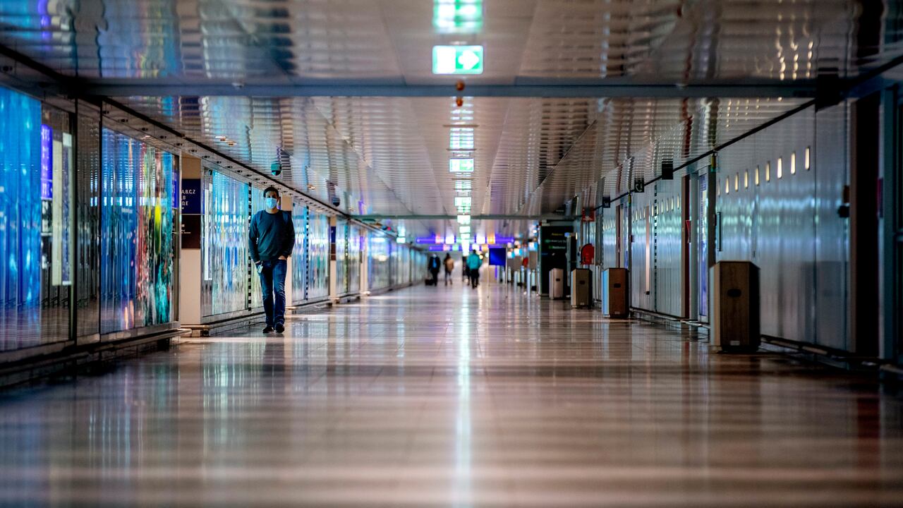 Qué busca Reino Unido al infectar de coronavirus a personas sanas