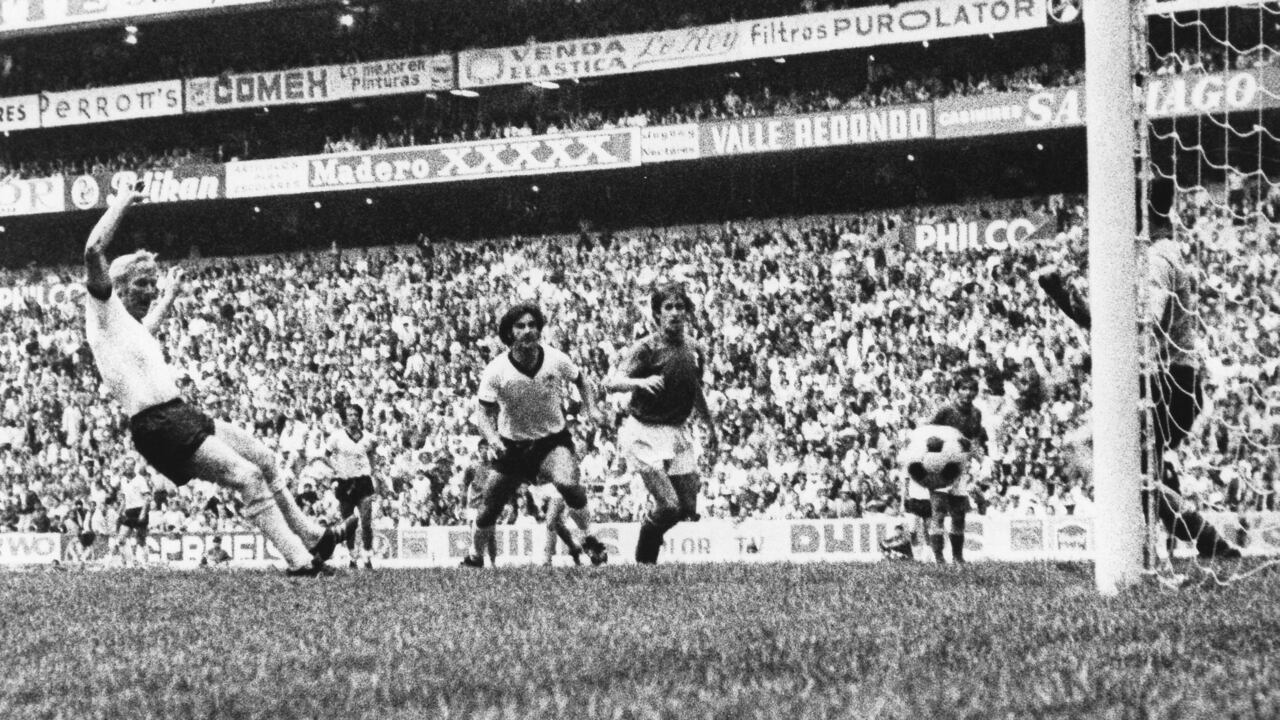 (GERMANY OUT) 1970 FIFA World Cup in Mexico Semi-final at Aztec Stadium, Mexico City: Germany 3 - 4 Italy (after extra time) - Karl-Heinz Schnellinger (left) scoring the 2 - 2 equalizer for Germany - (Photo by Ferdi Hartung/ullstein bild via Getty Images)