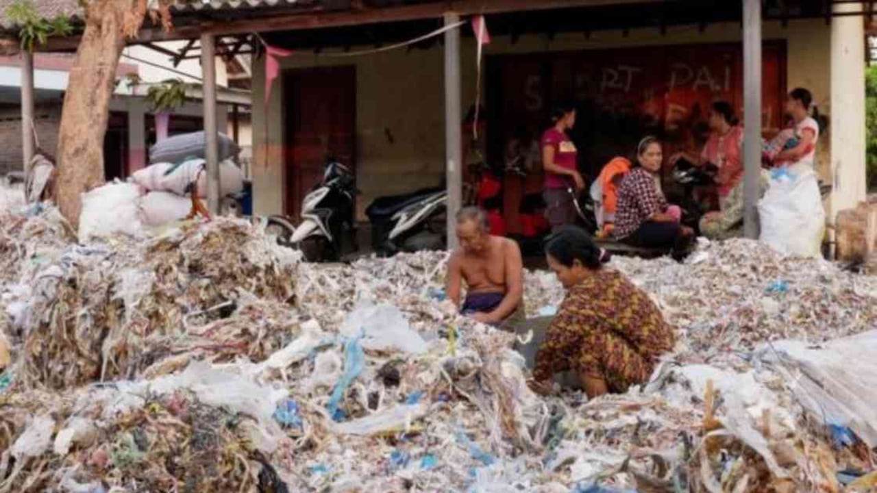 Algunos de los pobladores de Bangun se ganan la vida vendiendo materiales que rescatan de montañas de basura plástica. Foto: BBC.