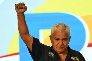 El presidente electo de Panamá, José Raúl Mulino, celebra con sus partidarios después de ganar las elecciones presidenciales de Panamá en la Ciudad de Panamá el 5 de mayo de 2024.