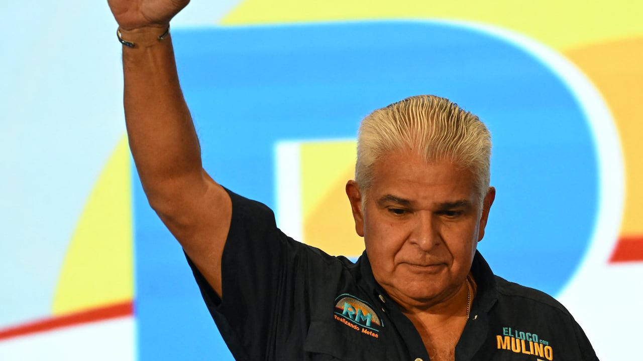 El presidente electo de Panamá, José Raúl Mulino, celebra con sus partidarios después de ganar las elecciones presidenciales de Panamá en la Ciudad de Panamá el 5 de mayo de 2024.